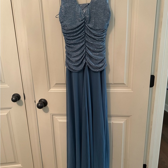 R & M Richard’s ruched sleeveless evening gown. Size 8 - Picture 4 of 9